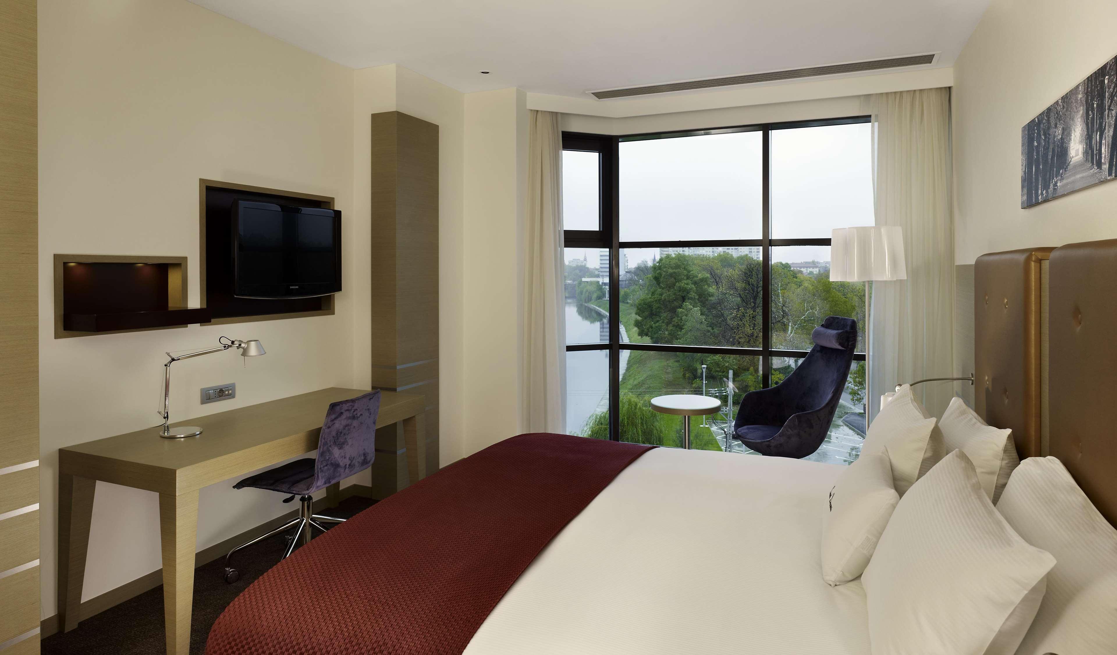 Doubletree By Hilton Oradea Hotel Room photo